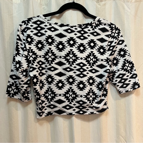 Patterned Crop Top - Picture 2 of 3